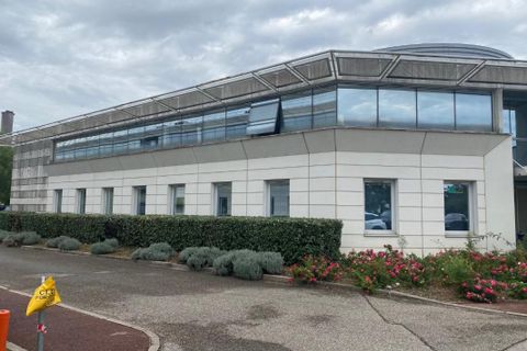 Erhvervsejendom i Bron, Rhone, Bron - € 248.700 | Ref: 690048997 - foto 1