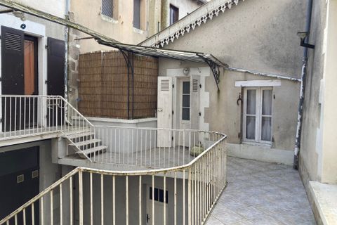 Casa de pueblo en Confolens, Charente - foto 1