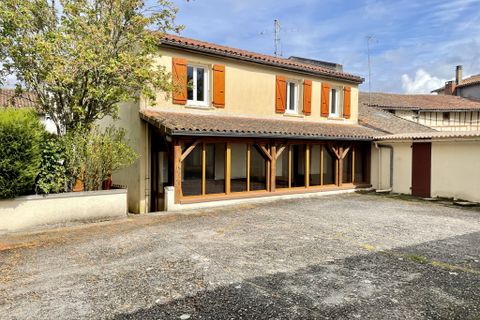 Villa en Confolens, Charente - foto 1