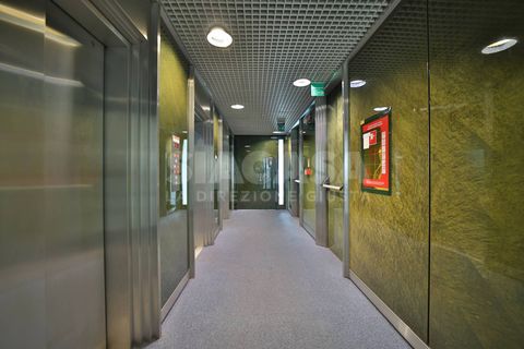 Local commercial - Vimercate, Monza and Brianza, Vimercate - € 2 750/mois | Réf : UFF.VIMERCATE-TS2750A - photo 3