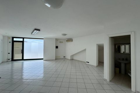 L'establiment comercial a Fermo, Fermo, Fermo - € 1.200/mes | Ref: AA57 - foto 2