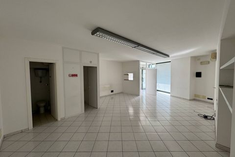 L'establiment comercial a Fermo, Fermo, Fermo - € 1.200/mes | Ref: AA57 - foto 5