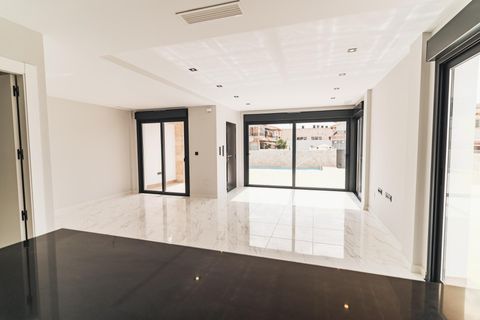 Villa i Punta Prima, Alicante, Punta Prima - € 699.900 | Ref: YHS81076H - foto 10