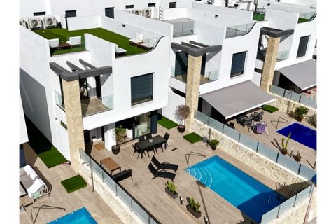 Villa a Punta Prima, Alicante, Punta Prima - € 794.950 | Ref: MLSC6178264 - foto 3