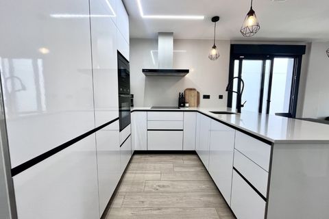 Villa a Punta Prima, Alicante, Punta Prima - € 794.950 | Ref: MLSC6178264 - foto 5