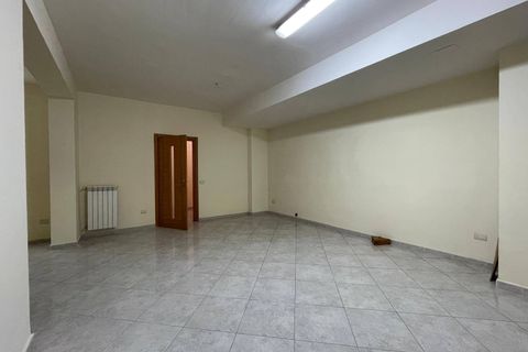 L'establiment comercial a Casapulla, Caserta, Casapulla - € 350/mes | Ref: DEP1 - foto 2