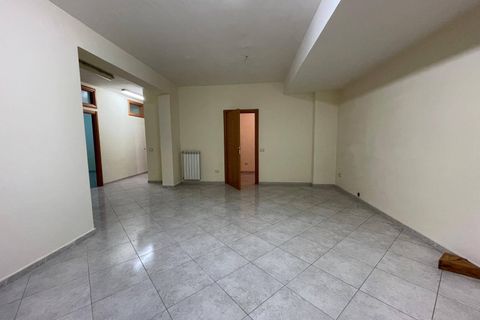 L'establiment comercial a Casapulla, Caserta, Casapulla - € 350/mes | Ref: DEP1 - foto 3