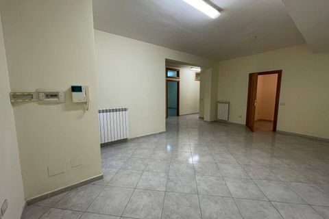 L'establiment comercial a Casapulla, Caserta, Casapulla - € 350/mes | Ref: DEP1 - foto 4