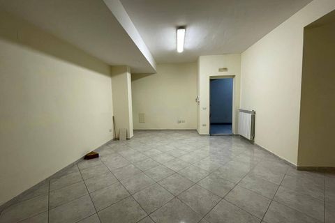 L'establiment comercial a Casapulla, Caserta, Casapulla - € 350/mes | Ref: DEP1 - foto 5
