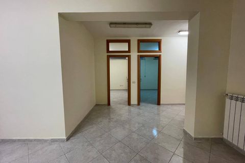 L'establiment comercial a Casapulla, Caserta, Casapulla - € 350/mes | Ref: DEP1 - foto 7