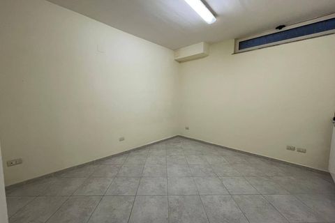 L'establiment comercial a Casapulla, Caserta, Casapulla - € 350/mes | Ref: DEP1 - foto 9