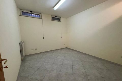 L'establiment comercial a Casapulla, Caserta, Casapulla - € 350/mes | Ref: DEP1 - foto 10