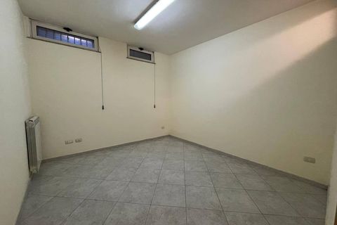 L'establiment comercial a Casapulla, Caserta, Casapulla - € 350/mes | Ref: DEP1 - foto 11