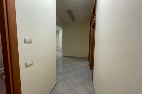 L'establiment comercial a Casapulla, Caserta, Casapulla - € 350/mes | Ref: DEP1 - foto 12