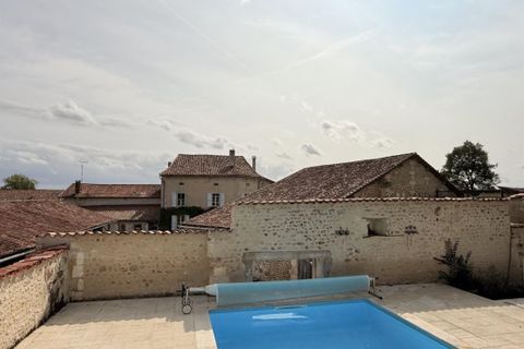 Villa i Aubeterre-sur-Dronne, Charente, Aubeterre-sur-Dronne - € 345.000 | Ref: ED15CFA74DCE46FE - foto 1