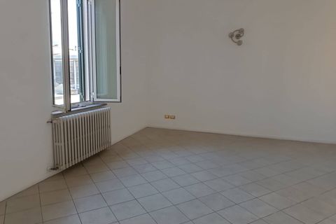 L'establiment comercial a Pontedera, Pisa, Pontedera - € 700/mes | Ref: DV2026002 - foto 5