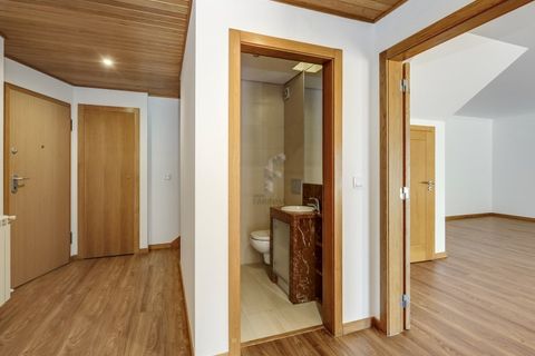 Dúplex a Alges, Lisbon, Alges - € 3.245/mes | Ref: Duplex T3 com amplo terraço e vista de rio - foto 6
