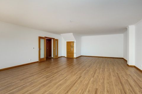 Dúplex a Alges, Lisbon, Alges - € 3.245/mes | Ref: Duplex T3 com amplo terraço e vista de rio - foto 9
