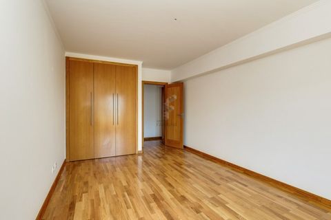 Dúplex a Alges, Lisbon, Alges - € 3.245/mes | Ref: Duplex T3 com amplo terraço e vista de rio - foto 24
