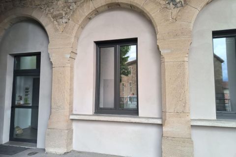 L'establiment comercial a Aubenas, Ardeche, Aubenas - € 7.932/mes | Ref: ST_REGIS_LES_ARCADES - foto 4