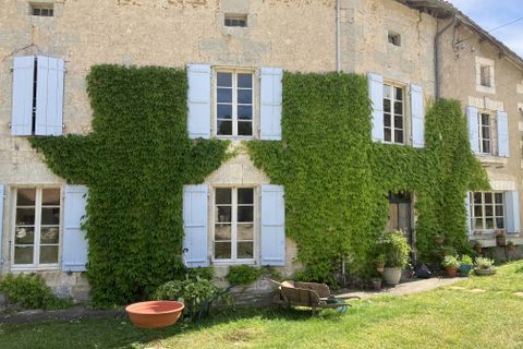 Villa a Aubeterre-sur-Dronne, Charente, Aubeterre-sur-Dronne - € 345.000 | Ref: BVI84421 - foto 2