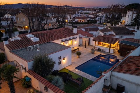 Villa i Empuriabrava, Gerona, Empuriabrava - € 598.000 | Ref: W-0488FU - foto 1