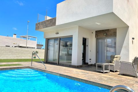 Villa i Punta Prima, Alicante, Punta Prima - € 555.000 | Ref: 770855 - foto 1