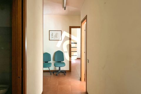 L'establiment comercial a Jesi, Ancona, Jesi - € 550/mes | Ref: 3888 - foto 2