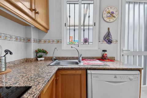 Casa de pueblo en Punta Prima, Alicante, Punta Prima - € 179.000 | Ref: 200-4709 - photo 9