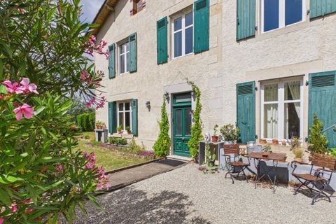 Villa en Benest, Charente, Benest - € 214.000 | Ref: BVI85193 - photo 1
