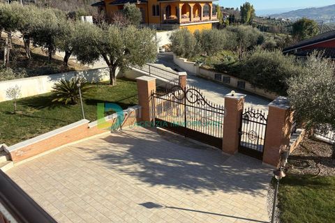 Villa a Colonnella, Teramo, Colonnella - € 700.000 | Ref: S158 - foto 11