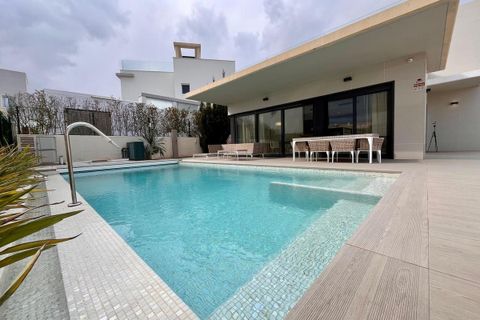 Villa Cabo Roigssa, Alicante, Cabo Roig - € 990 000 | Viite: 76-R4955854/76792 - valokuva 2