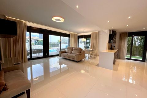 Villa Cabo Roigssa, Alicante, Cabo Roig - € 990 000 | Viite: 76-R4955854/76792 - valokuva 17