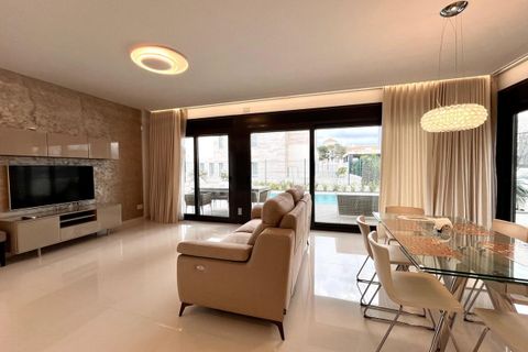 Villa Cabo Roigssa, Alicante, Cabo Roig - € 990 000 | Viite: 76-R4955854/76792 - valokuva 22