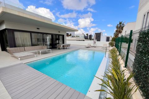 Villa Cabo Roigssa, Alicante, Cabo Roig - € 990 000 | Viite: 76-R4955854/76792 - valokuva 36