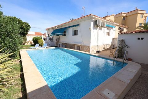Villa en Punta Prima, Alicante, Punta Prima - € 485.000 | Ref: 747285 - photo 1