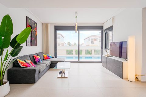 Villa i Punta Prima, Alicante, Punta Prima - € 650.000 | Ref: CLDE-83609 - foto 9