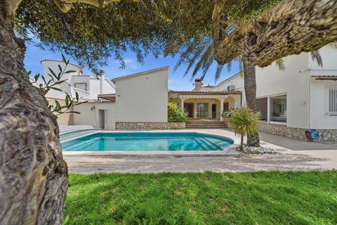 Villa i Empuriabrava, Gerona, Empuriabrava - € 18.000.000 | Ref: W-049TE0 - foto 2