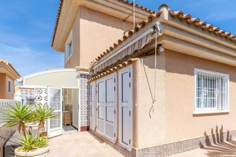 Villa a Punta Prima, Alicante, Punta Prima - € 325.000 | Ref: WV2596 - foto 12