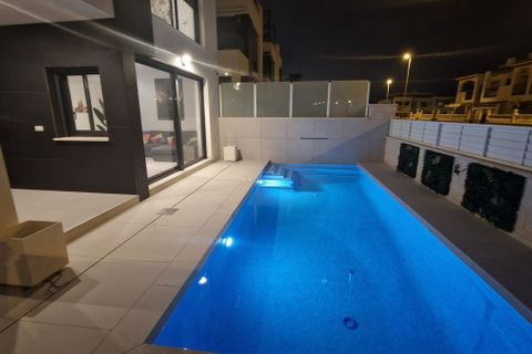 Villa - Punta Prima, Alicante, Punta Prima - € 650 000 | Réf : CSPX-39324 - photo 5