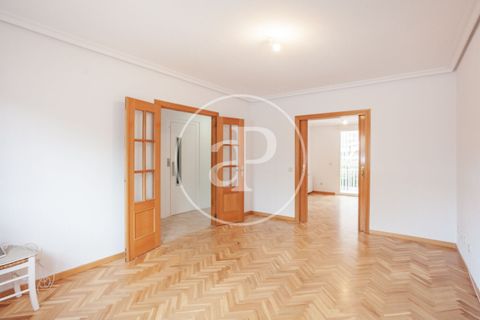 Villa a Barajas, Madrid, Barajas - € 2.800/mes | Ref: AMN2605007 - foto 1