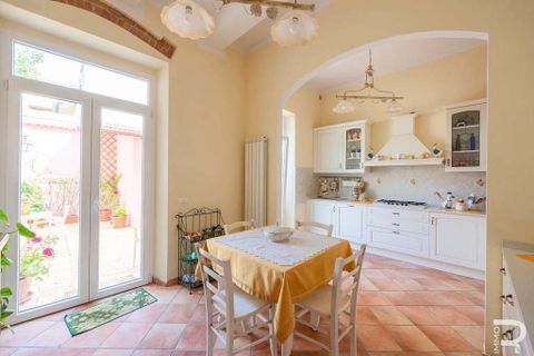 Villa a Viareggio, Lucca, Viareggio - € 750.000 | Ref: R05427VIEH-1337958 - foto 4