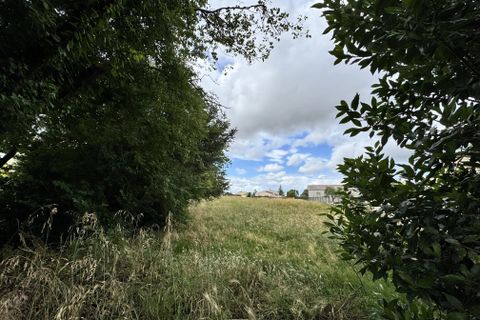 Helårsgrund i Aigre, Charente, Aigre - € 56.000 | Ref: BVI85908 - foto 2