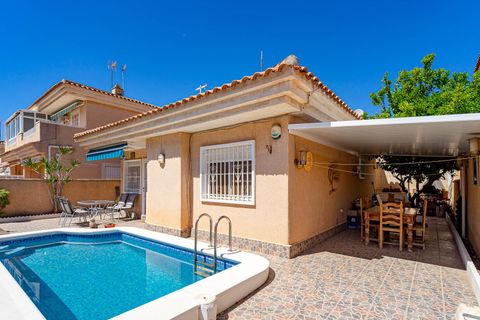 Villa en Punta Prima, Alicante, Punta Prima - € 235.000 | Ref: 3-17973/77956 - photo 1