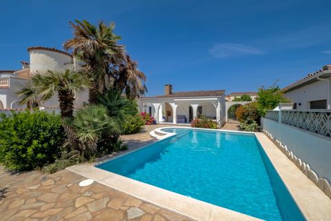 Villa i Empuriabrava, Gerona, Empuriabrava - € 849.000 | Ref: W-04ANLB - foto 1
