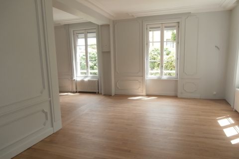 Villa a Lyon, Rhone, Lyon - € 3.000/mes | Ref: LYO25ESQUIROL - foto 3