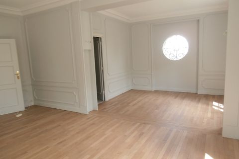 Villa a Lyon, Rhone, Lyon - € 3.000/mes | Ref: LYO25ESQUIROL - foto 4