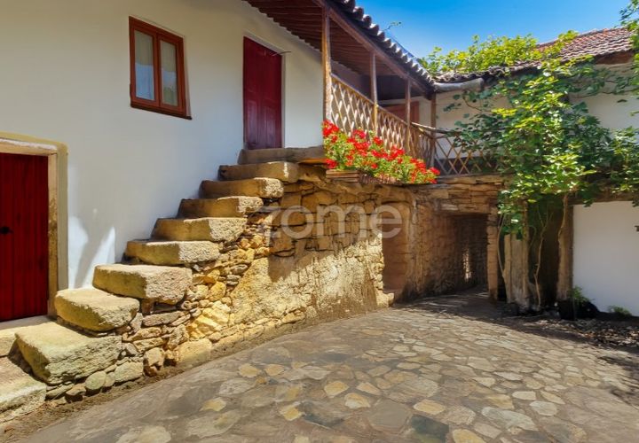 Villa i Armamar, Viseu, Armamar - € 95 000 | Ref: ZMPT551149 - foto 1
