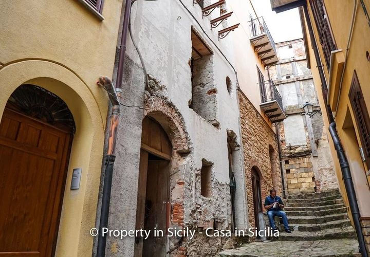 Landejendom i Pollina, Palermo, Pollina - € 30.000 | Ref: Palazzo San Giuliano - foto 1