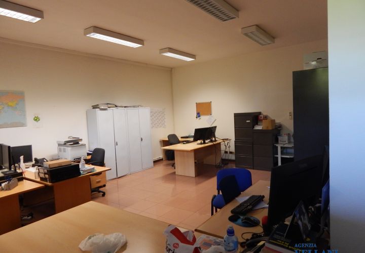 L'establiment comercial a Carpi, Modena, Carpi - € 2.800/mes | Ref: OIU-870 - foto 1